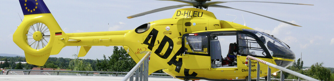 ADAC Hubschrauber auf dem Hubschrauberlandeplatz des KKH Torgau 