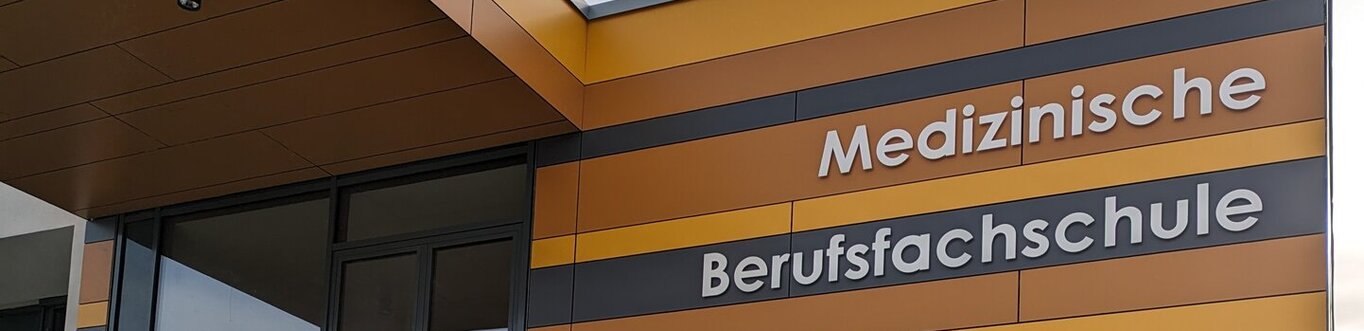 Eingang der medizinischen Berufsfachschule 