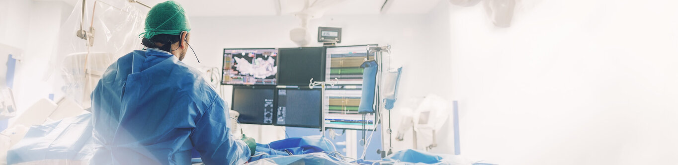 Arzt führt Angiographie durch.
